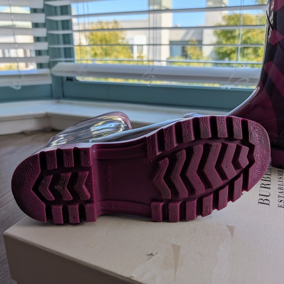 Burberry Raspberry Rain Boot 35EU - Picture 5 of 7